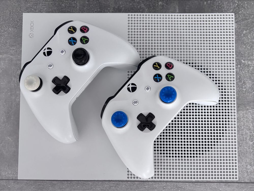 Xbox One S 1TB - incluse 2 controllere