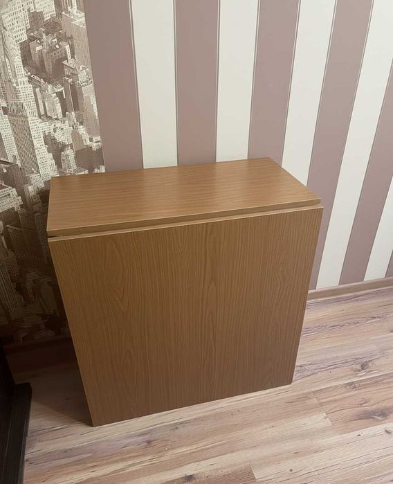 Продаю стол книжку