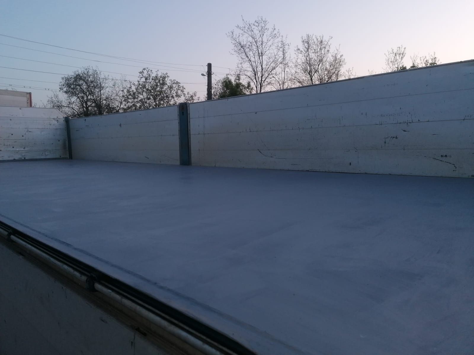 Remorcă basculabila bilateral
