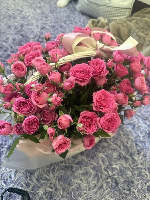 свежие цветы в корзине