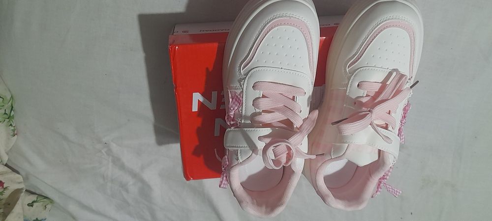 Adidasi spor albi cu roz și fundițe