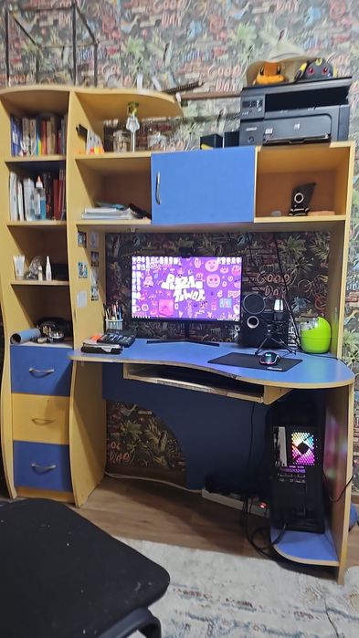 Отдам даром стол школьный