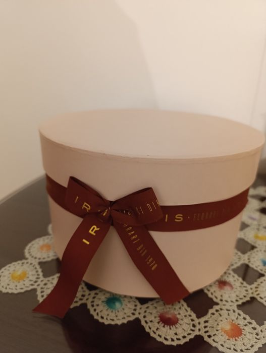 2 cutii rotunde  din carton, cu capac și una dreptunghiulara