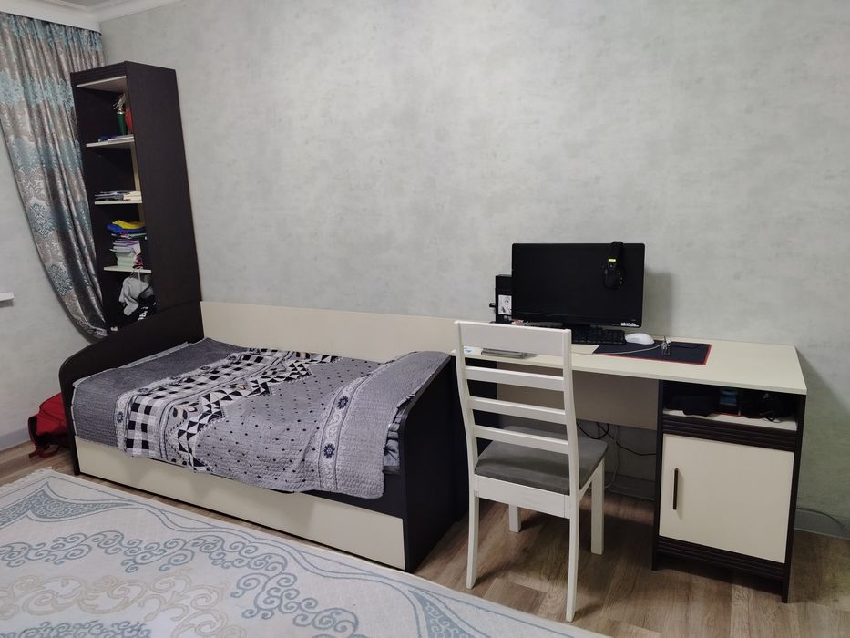 одноместная кровать с шкафами и стол для ученика комплект