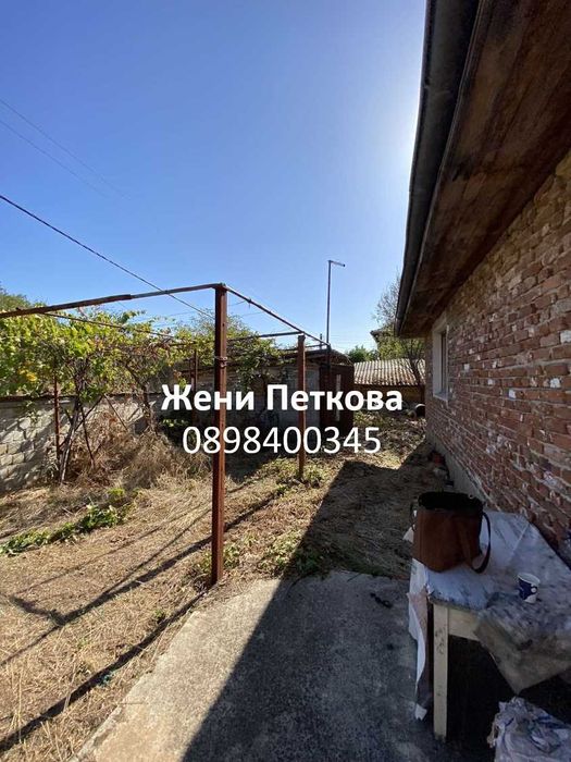 Къща с дворно място в с. Драгомир, в полите на Средна Гора