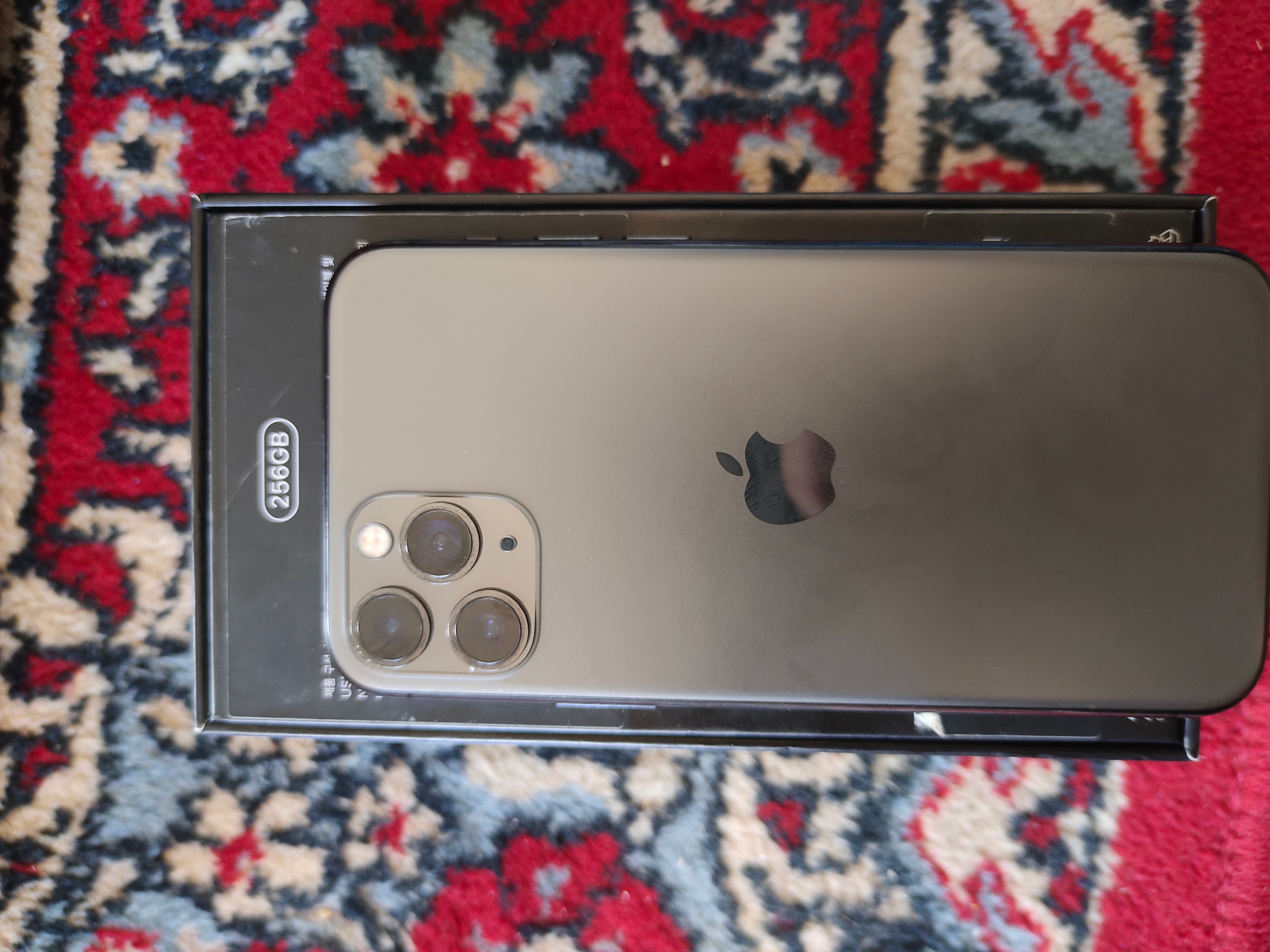 Apple 11 pro srochna sotiladi naxt