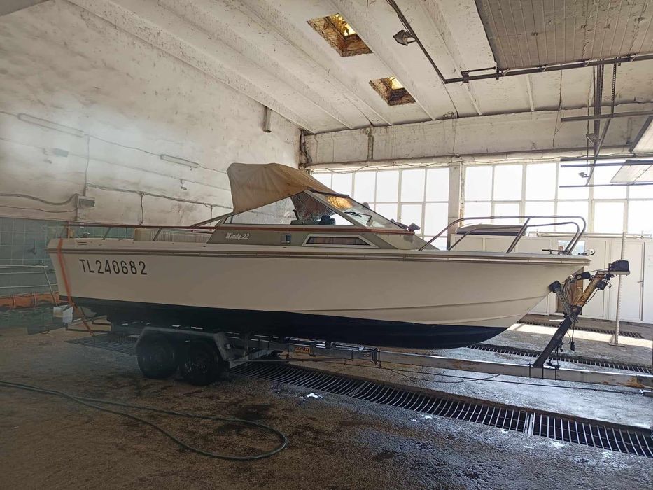 Barca cabinata + motor volvo 170 cp + peridot 2000 kg