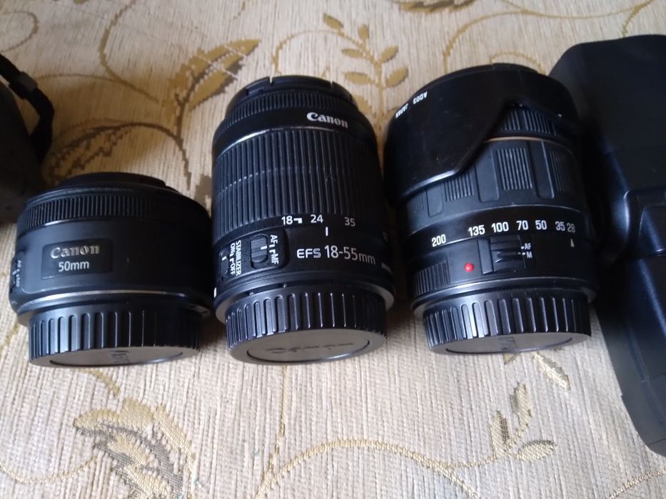 Предлага се фотокамера Canon 700D