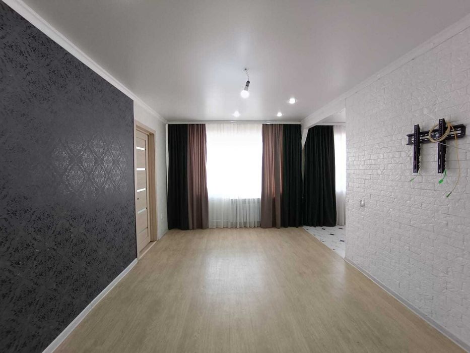 Продаю 2 комнатную квартиру в тихом и спокойном районе Пришахтинска.