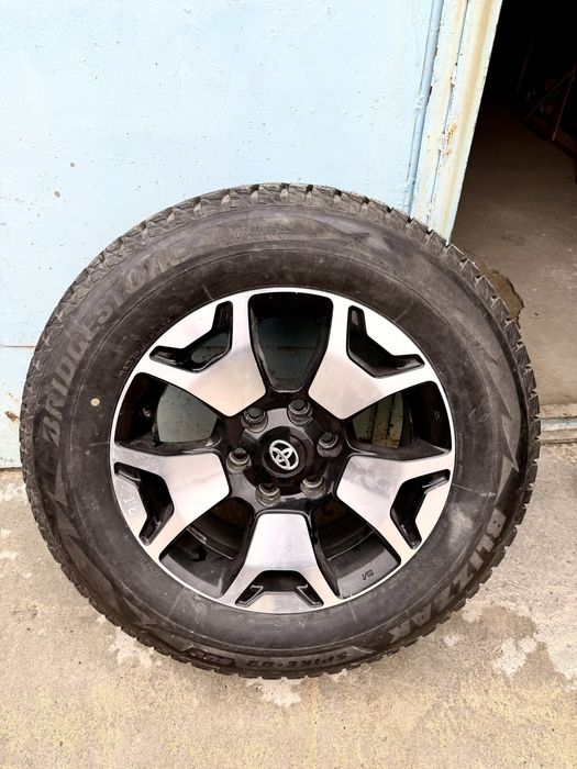 HILUX Шипованные зимние колёса BRIDGESTONE 265/60 R18 с дисками Hilux