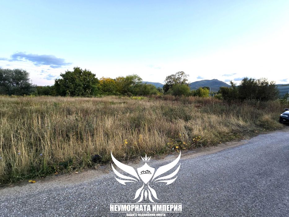 Продавам земя 3000кв.м. на първа линия след село Долнослав