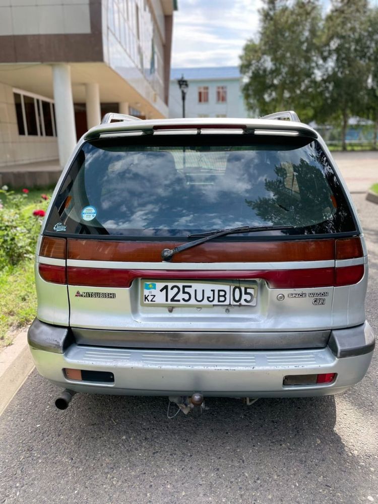 Продам машину mitsubishi space wagon