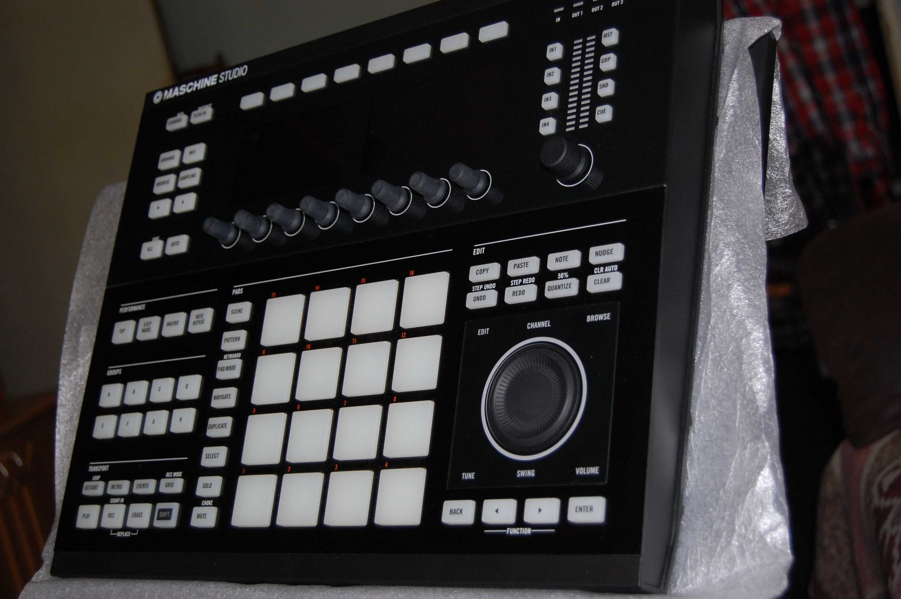 Vand controler NI Maschine Studio negru.