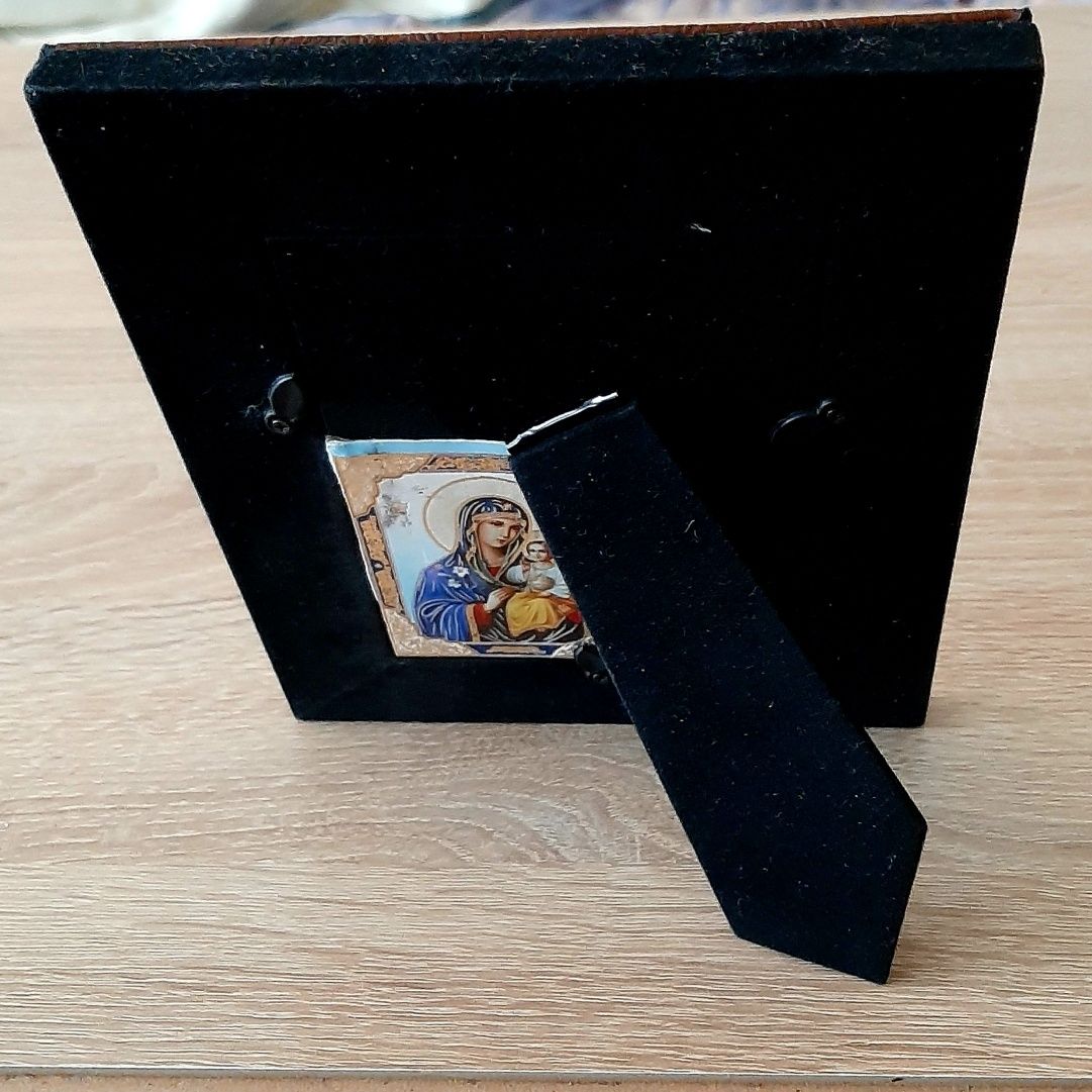 Мини дървена книжка с икони,кожена рамка със снимка  на Исус Христос