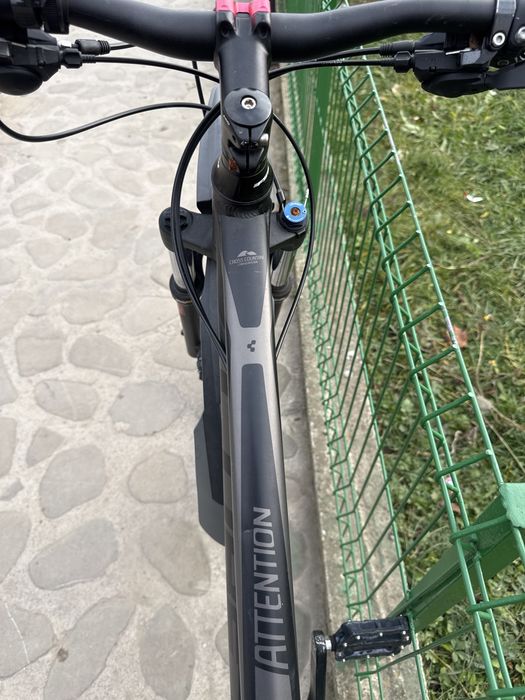 Bicicleta cube attention cross country