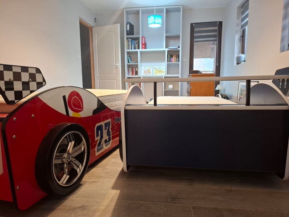 Vând 2 paturi mașinuță