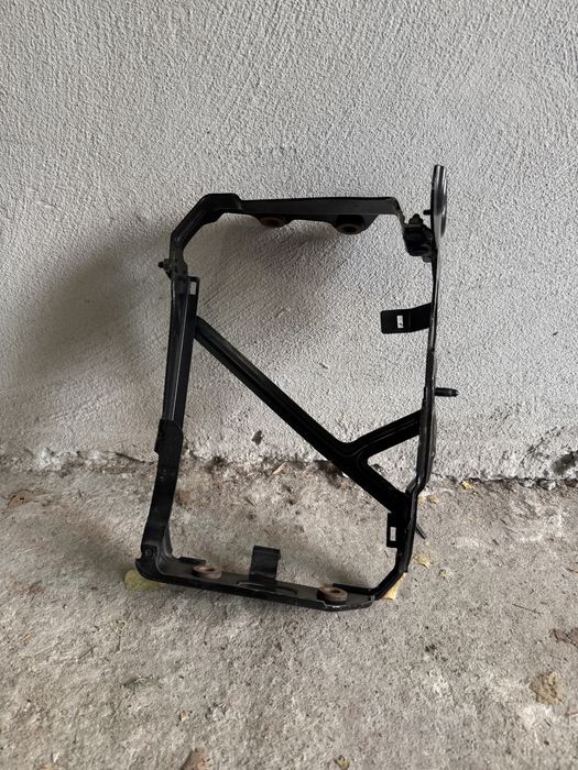Audi RS3 Right Auxiliary Radiator bracket  / скоба за воден радиатор