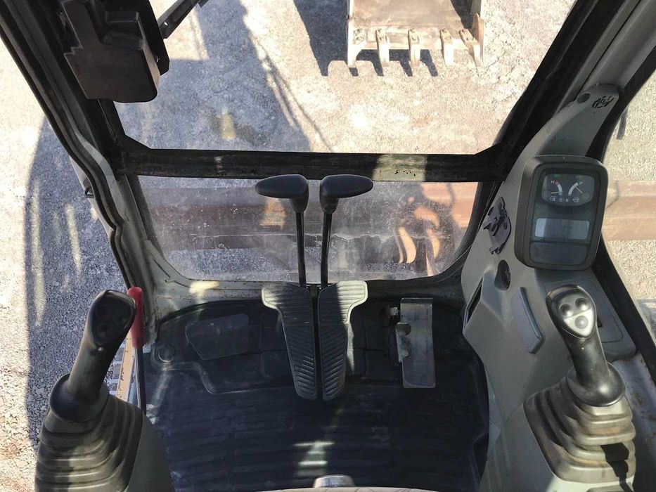 Багер New Holland Kobelco E70SR-1ES 8000кг