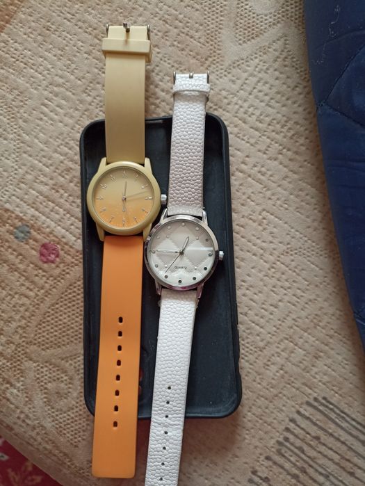 Часы .,оранжевые с батарейкой 500т.,белые 500т.