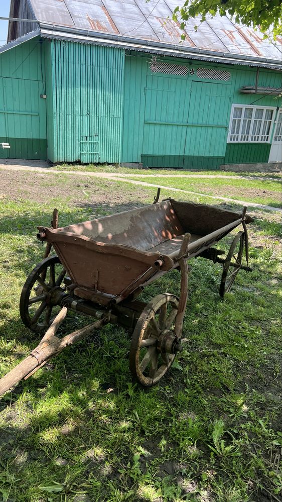 Car de lemn foarte vechi - rustic