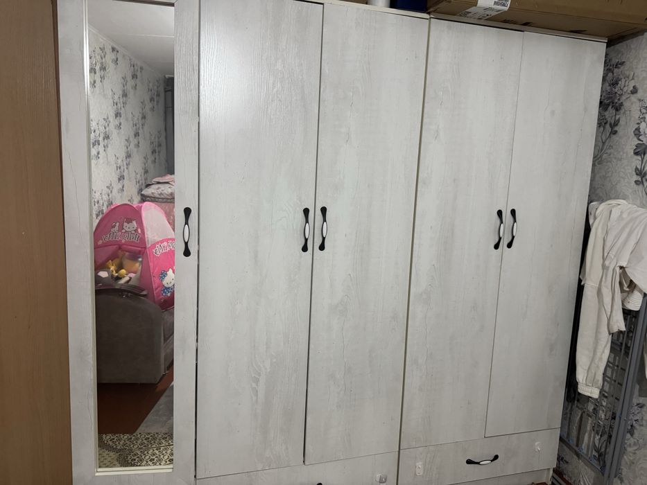 Белый шкаф для одежды.