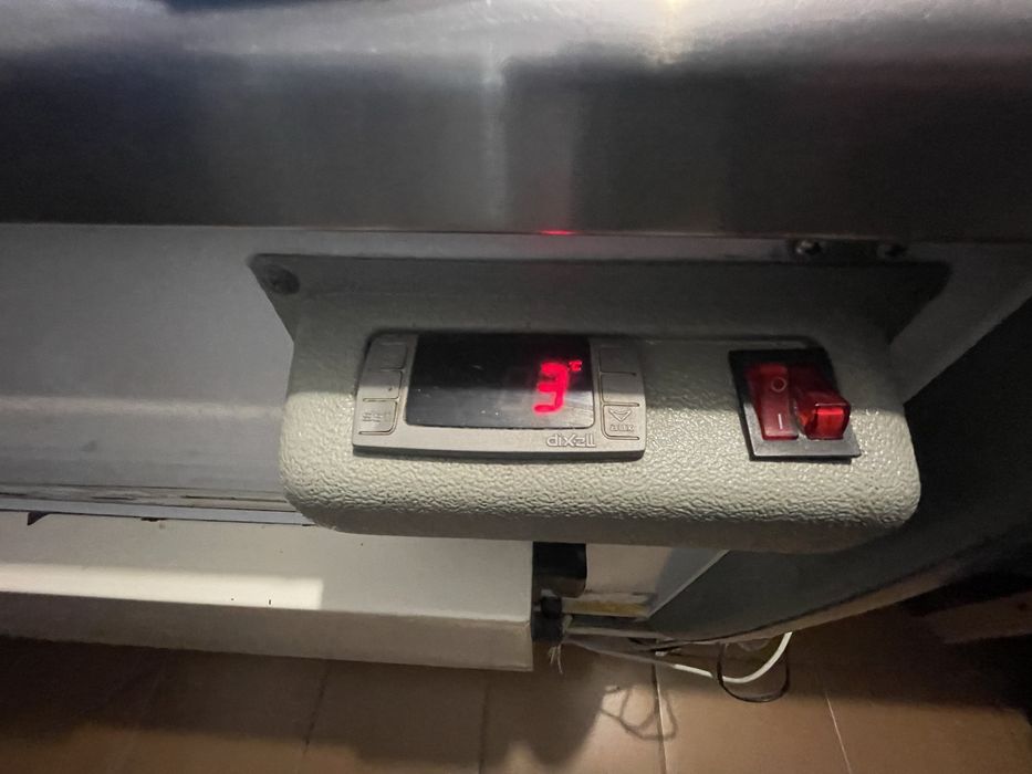 Хладилна витрина НАГИ