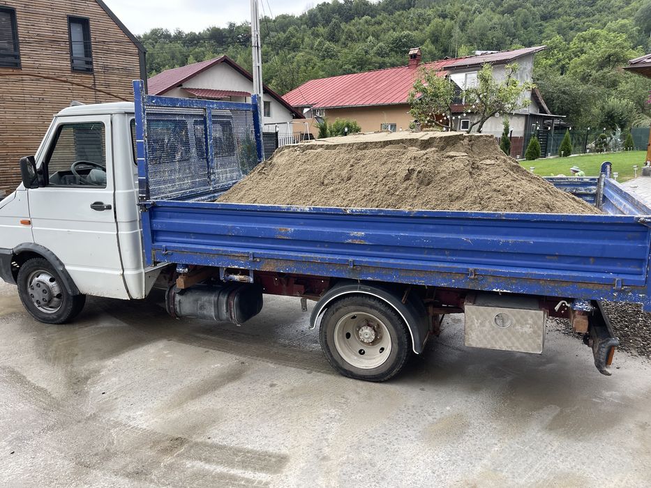 Transport agregate nisip pietris pamant negru materiale de constructii
