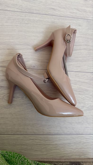 Продаю туфли на невысоком каблуке