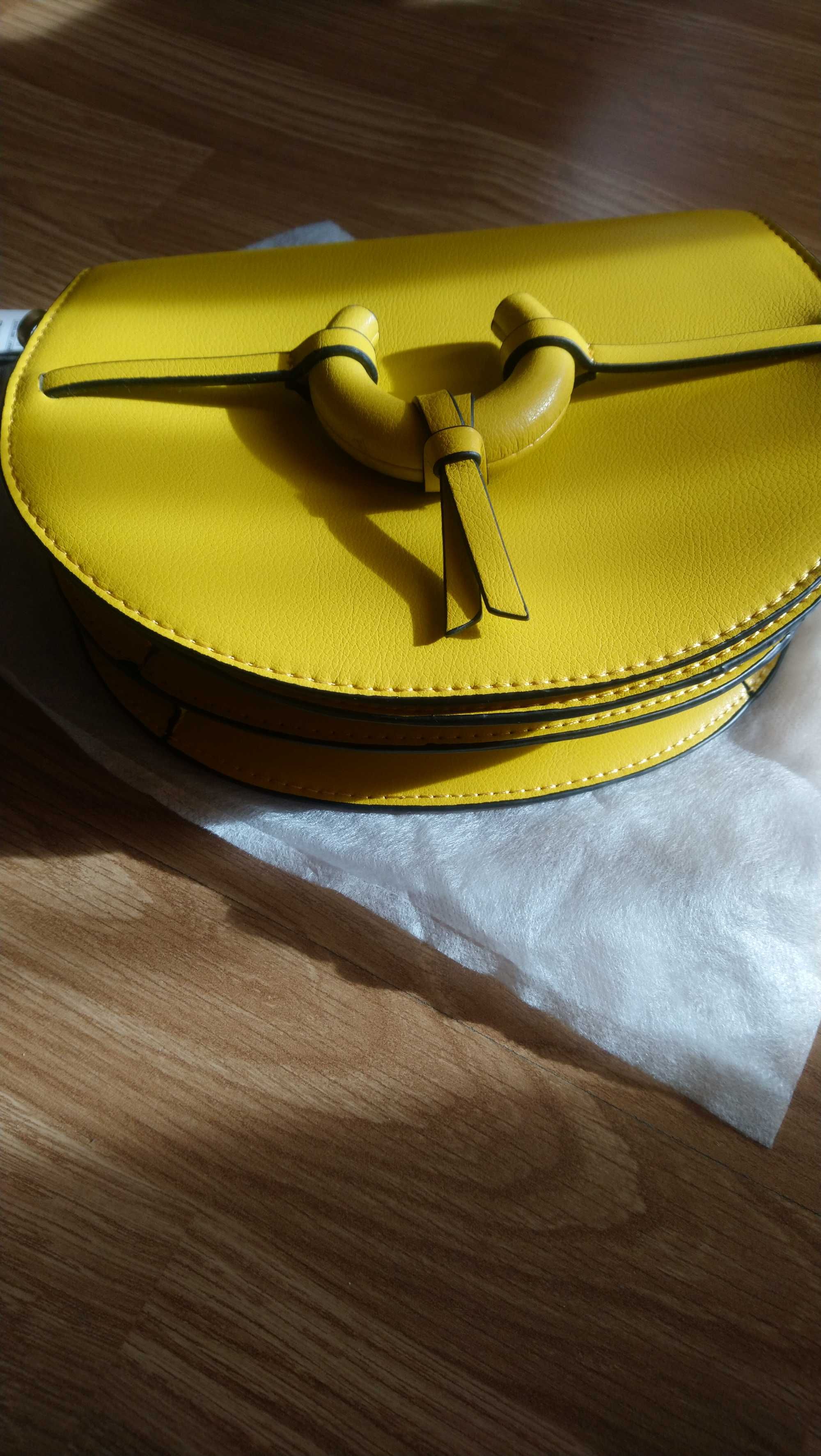 Жълт плетен колан на Zara и чанта