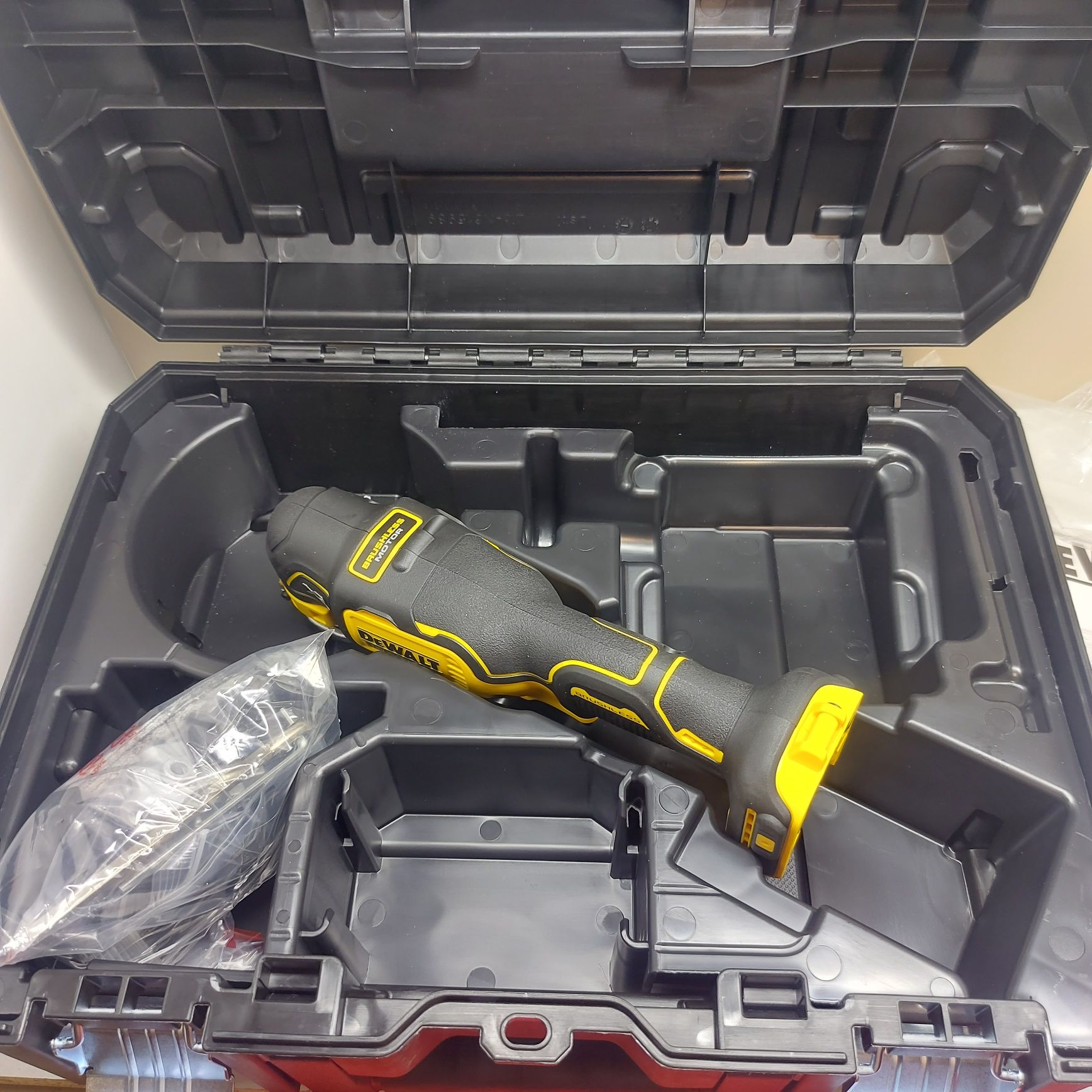 Акумулаторен безчетков мултитул Dewalt DCS356NT