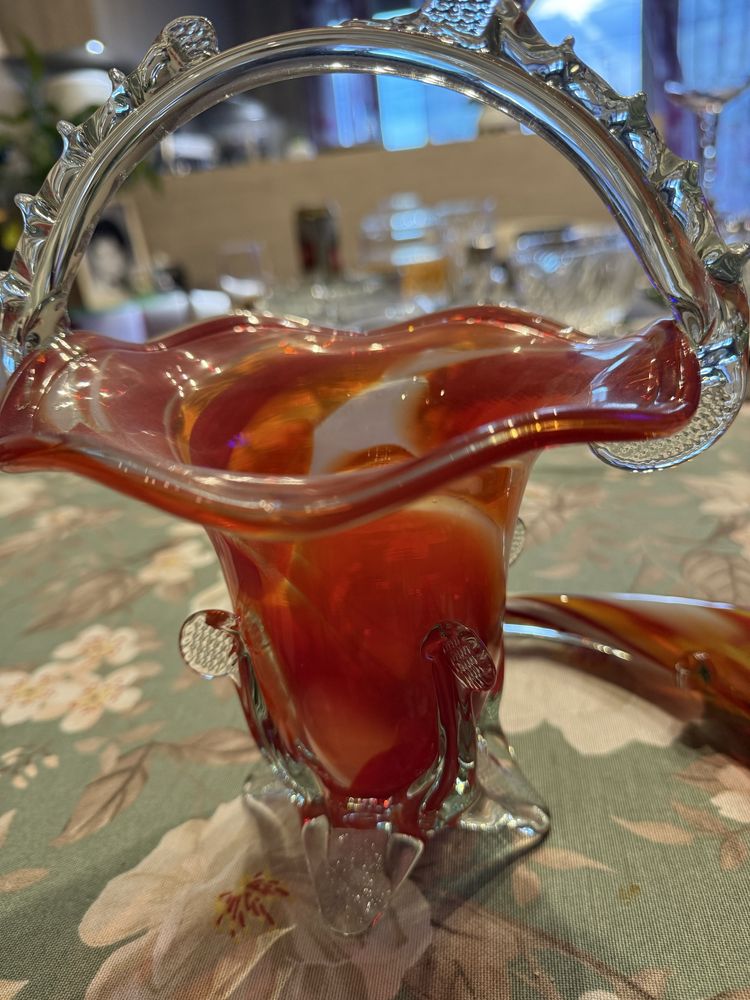 Кошничка, рог и цветя от цветно стъкло