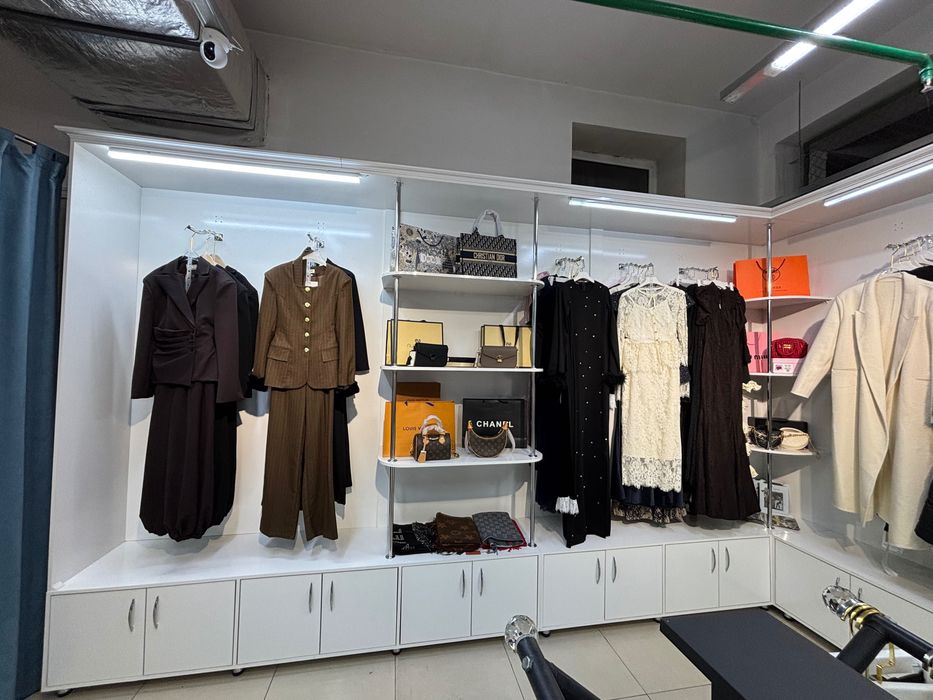 Мебель магазина женской одежды