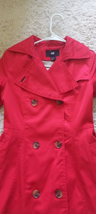 Vând  trenci mărimea 34 rosu.