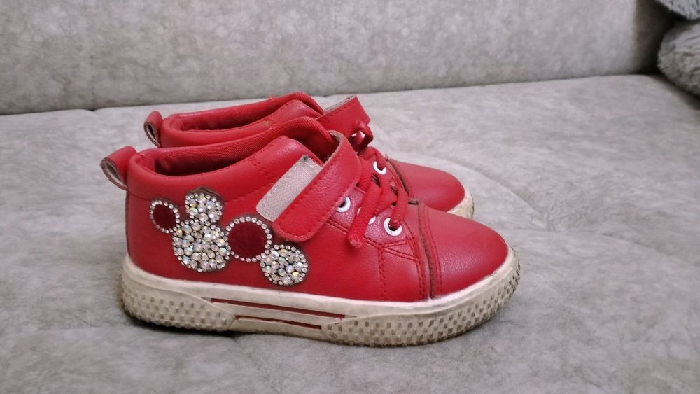 Продаются кроссовки для девочки размер 30