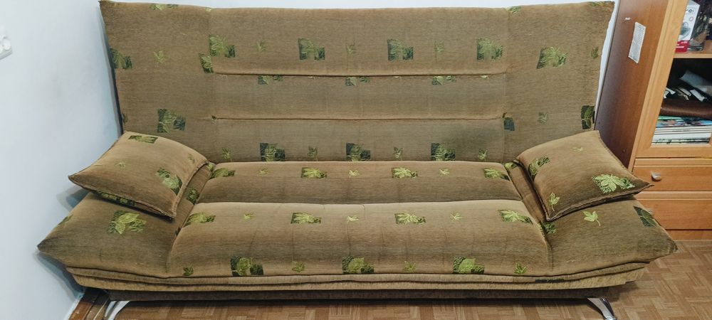 Продам мягкую мебель. Диван и 2 кресла. В хорошем состоянии.