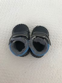 ПОДАРЯВАМ :Бебешки обувчици , размер 18 зимни !