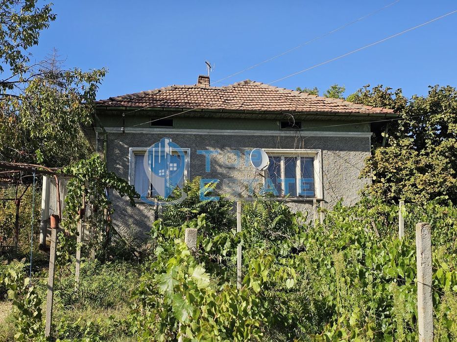 Тухлена къща с вътрешна тоалетна, гараж и голям двор в село Българско