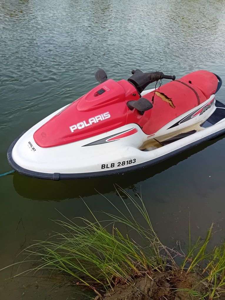 Vând skijet Polaris