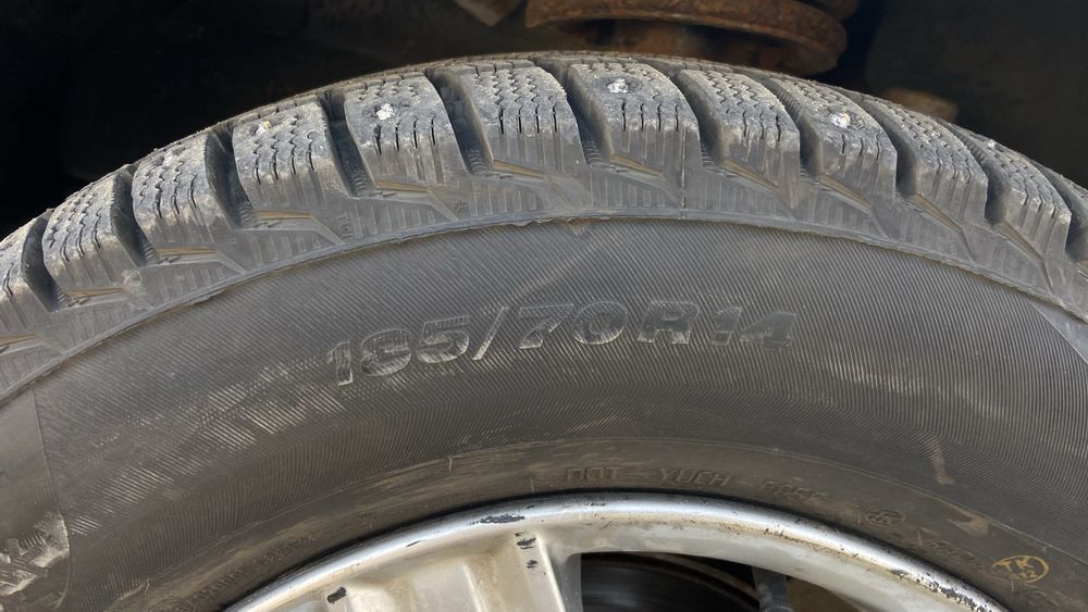 Продоется зымный шины с шипамый р