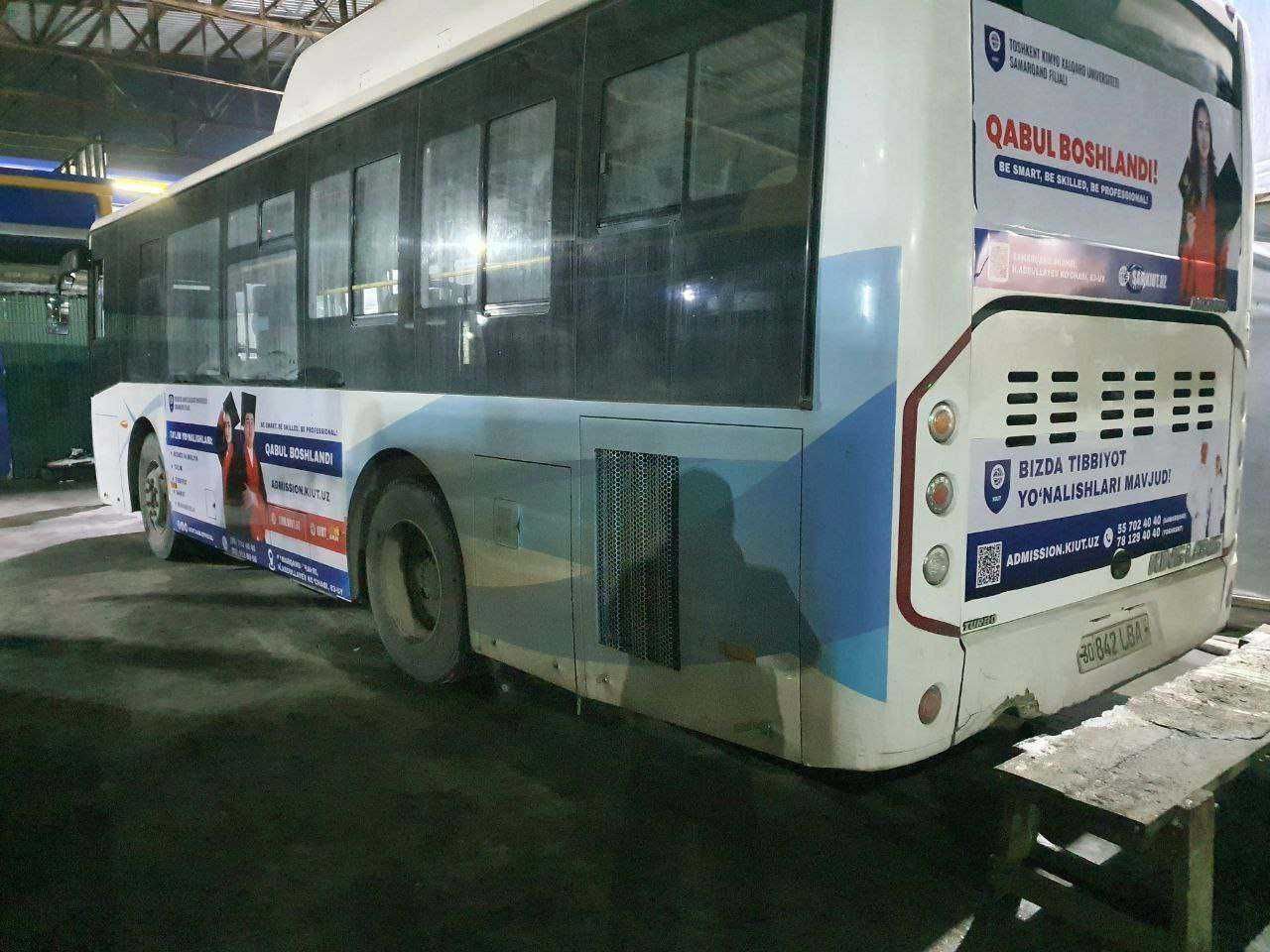 Samarqandda avtobuslarda reklama Реклама на автобусах в Самарканде