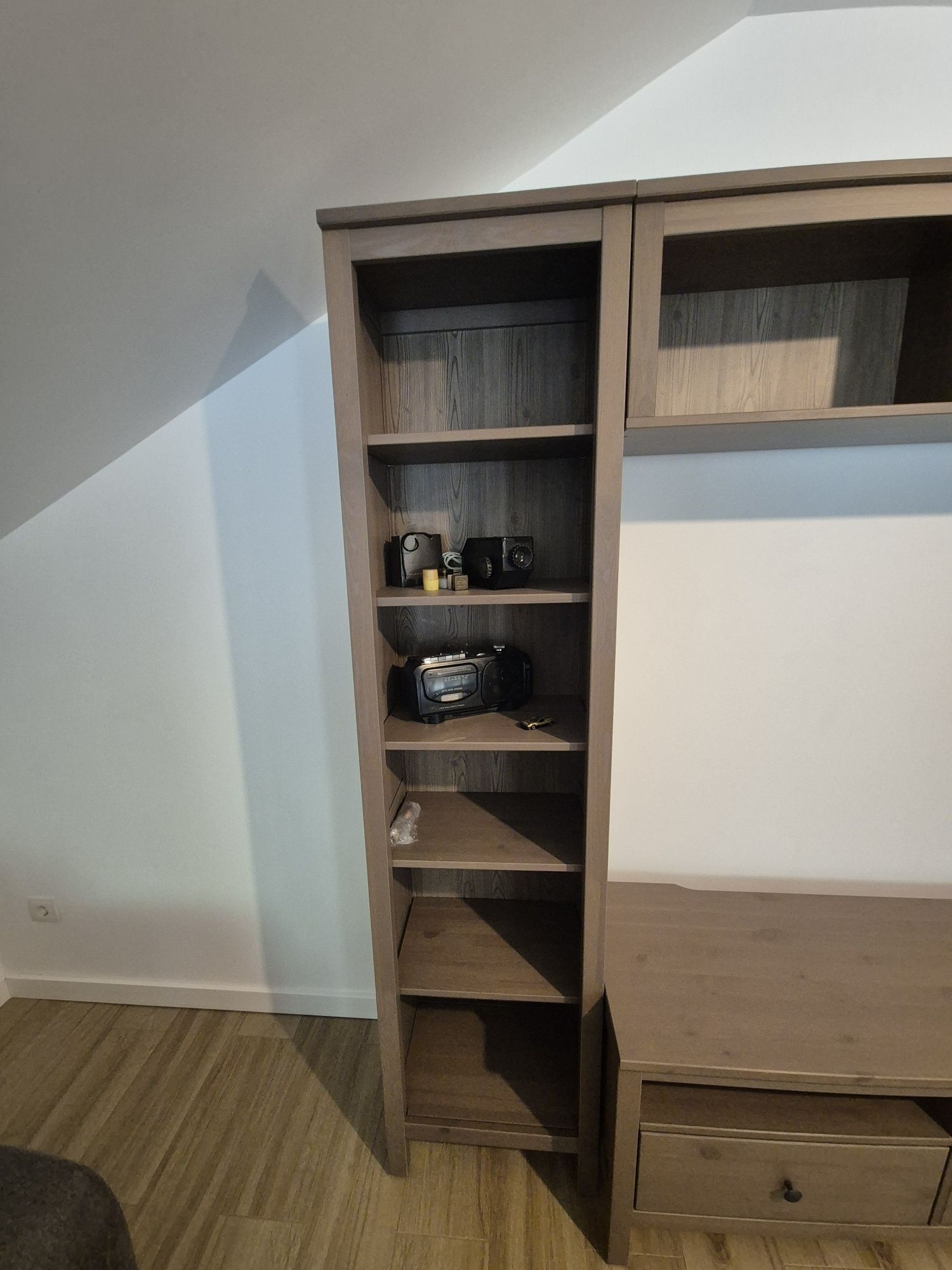 Vând biblioteca Hemnes Ikea stare foarte bună - lemn masiv