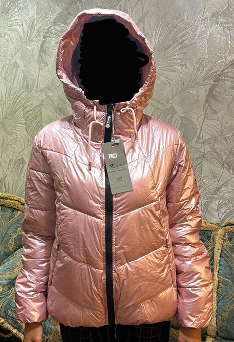 Продам Куртки новые .