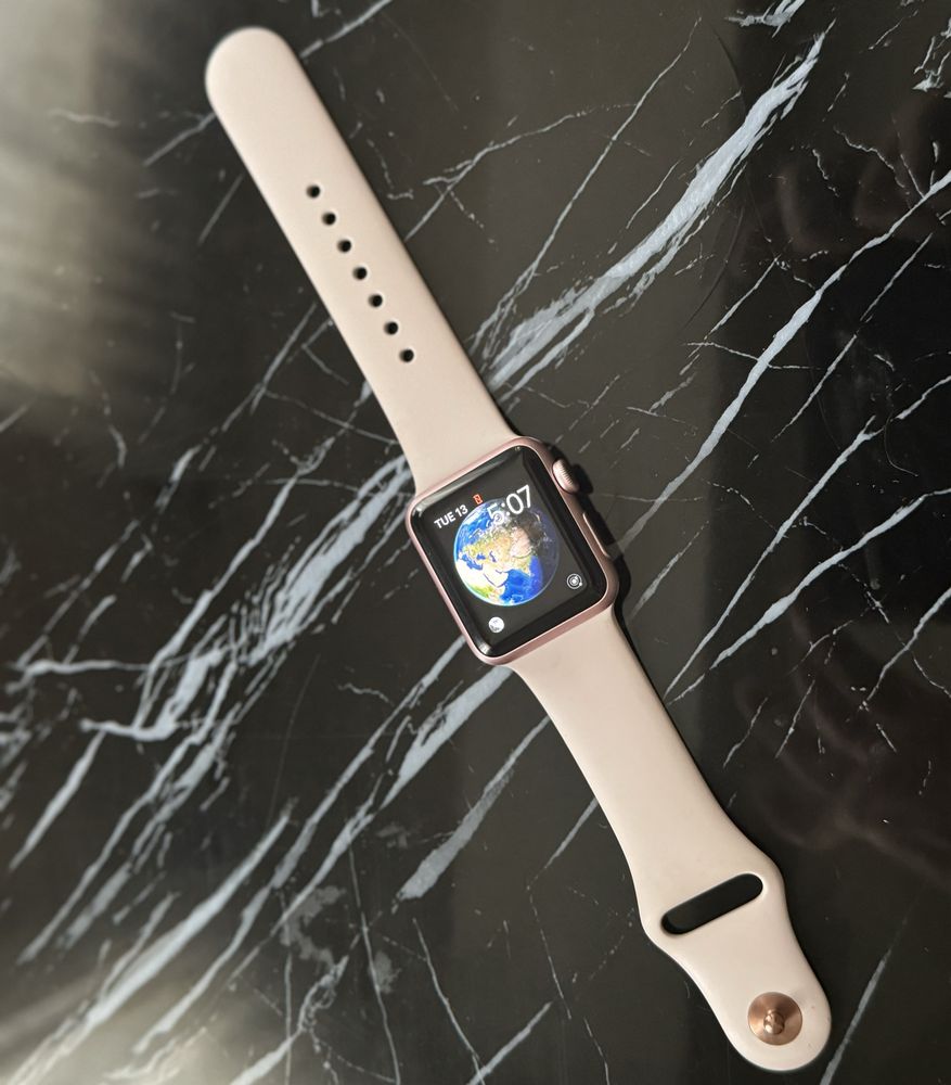 Розовые часы Apple