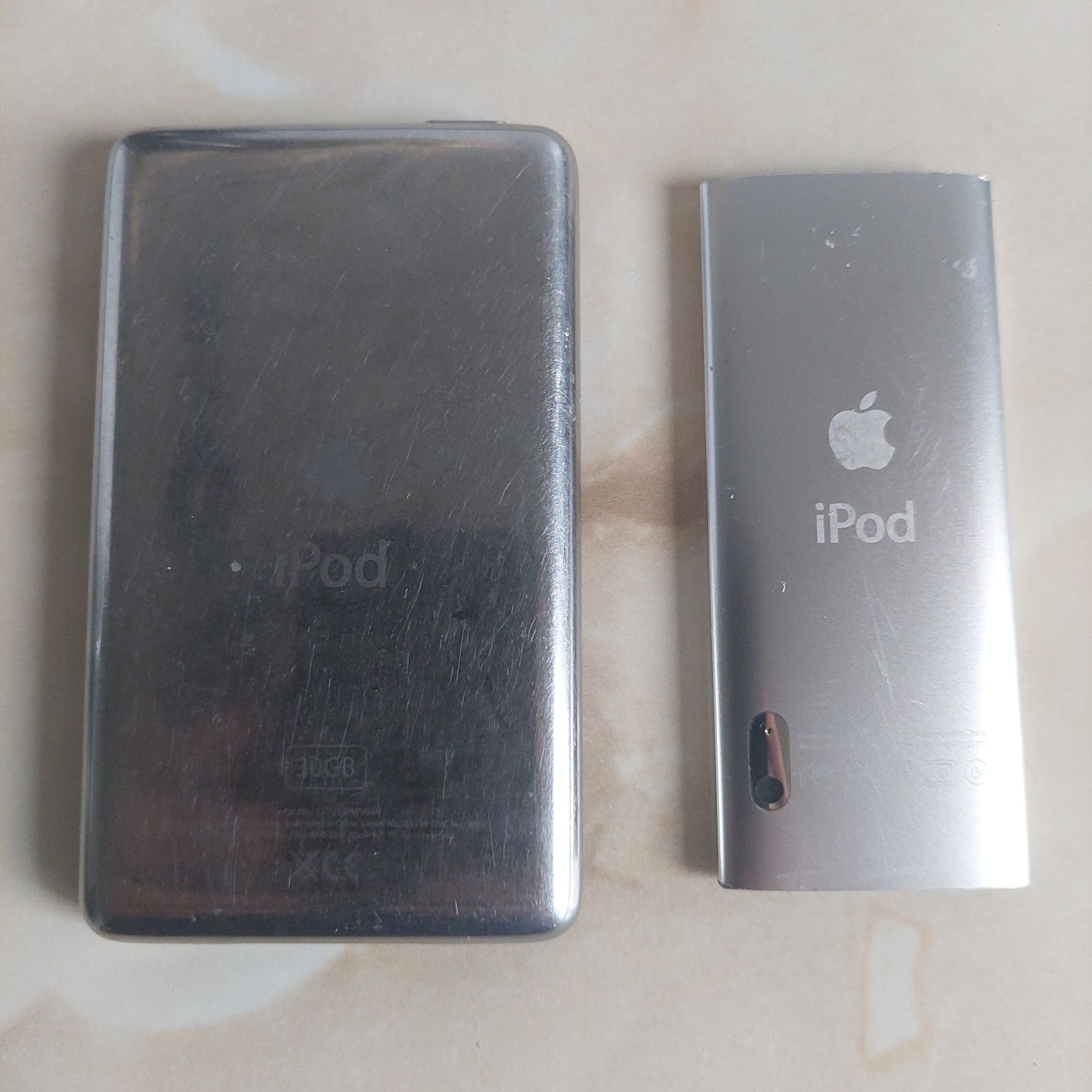Vând două iPod uri Classic 5 și Nano 5 [încă ține bateria] /poze reale
