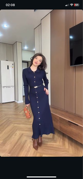 Платье с ремнем из трикотажа.