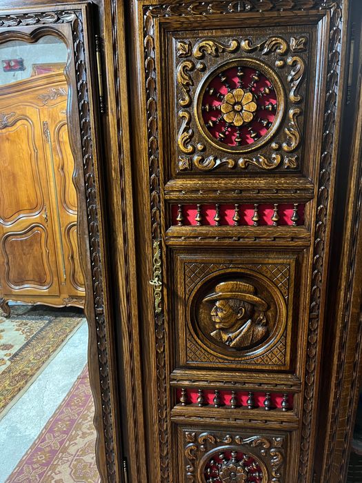 Масивен старинен гардероб