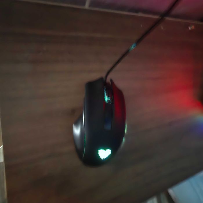 Продавам клаветура и мишка и подарък малспад