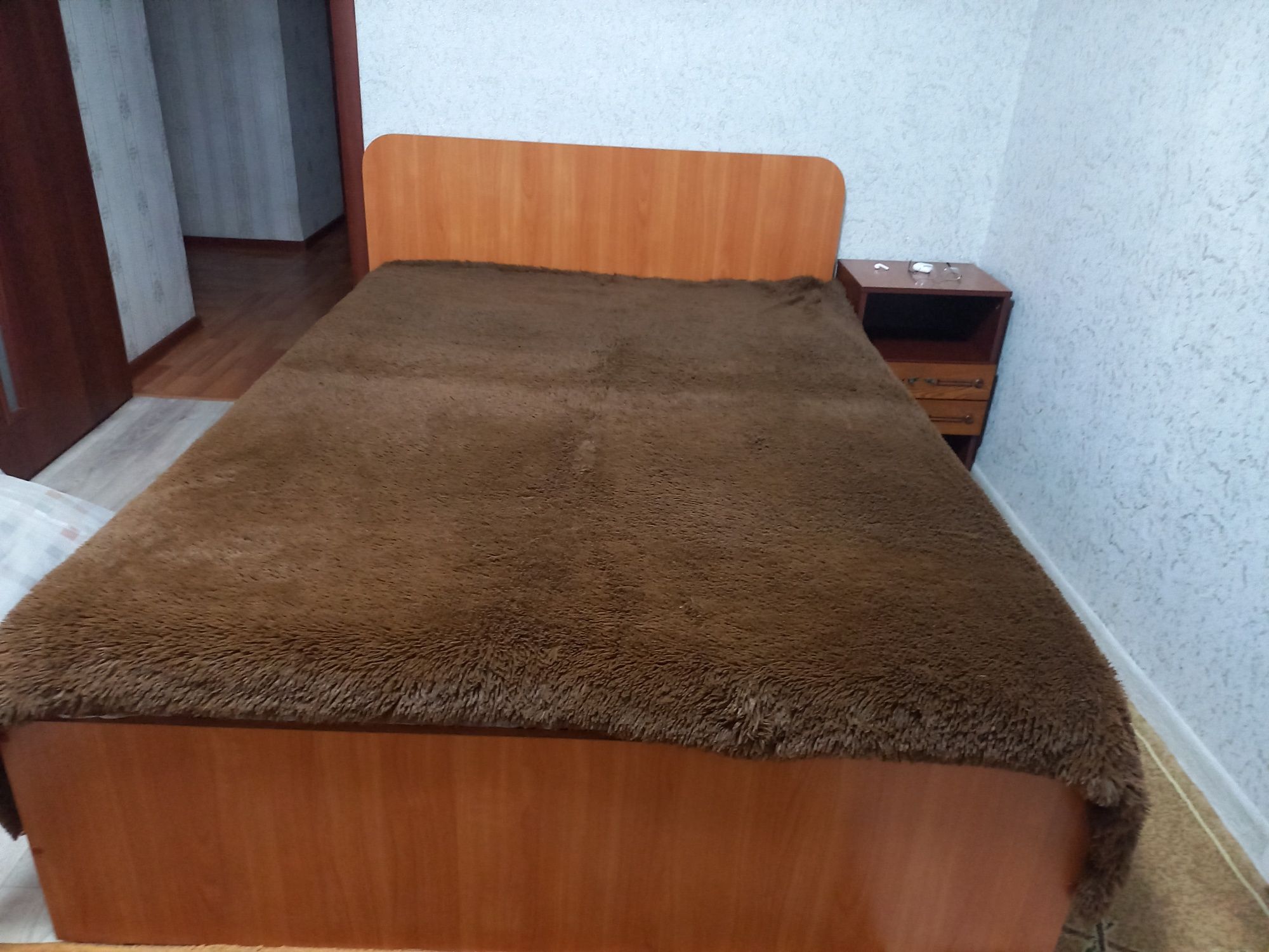 Продам 2-х спальную кровать с матрасом.