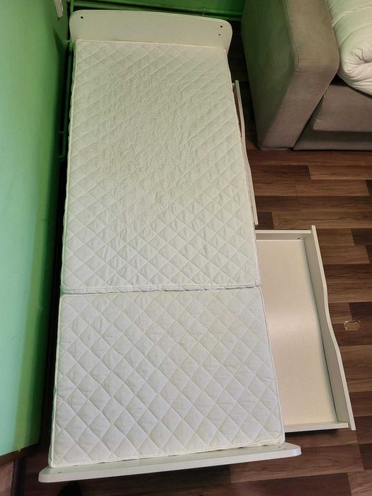 Se ofera spre vanzare patuti de copii cu saltea si sertare