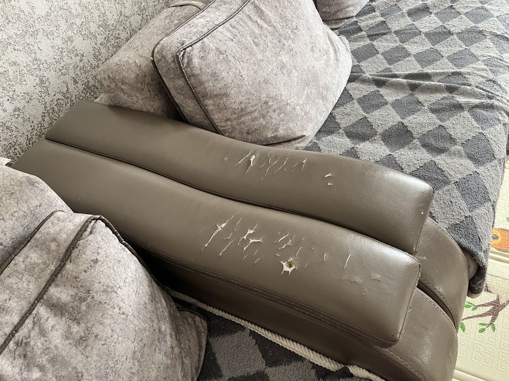 Продам угловой диван с креслом
